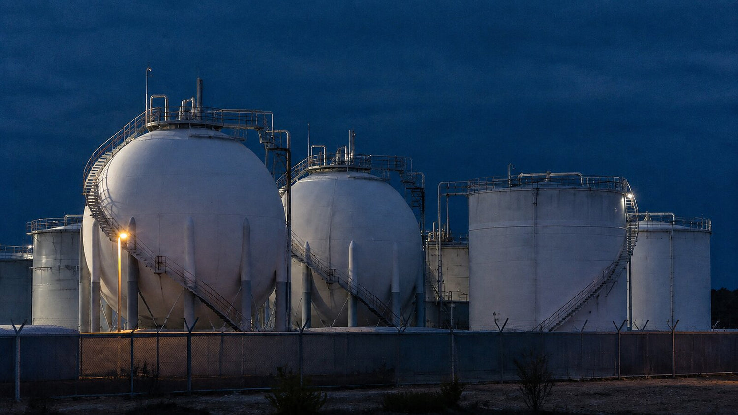 Natural gas storage and processing facility of the type Mexico's strategic reserve policy targets